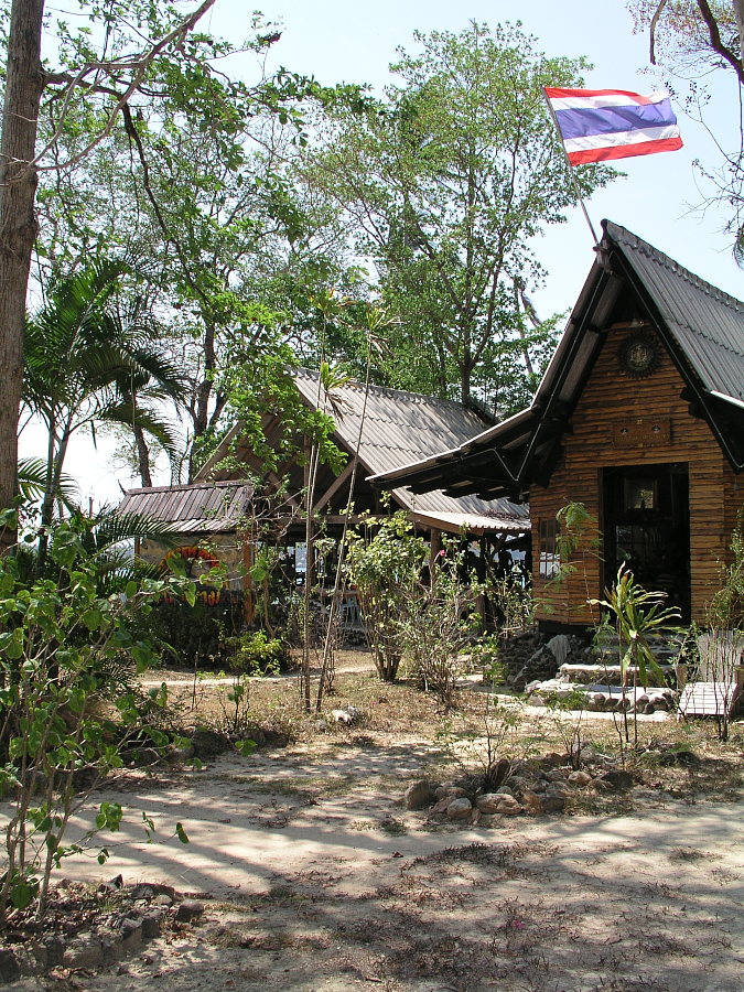 Restaurant und Tempel auf Koh Kham