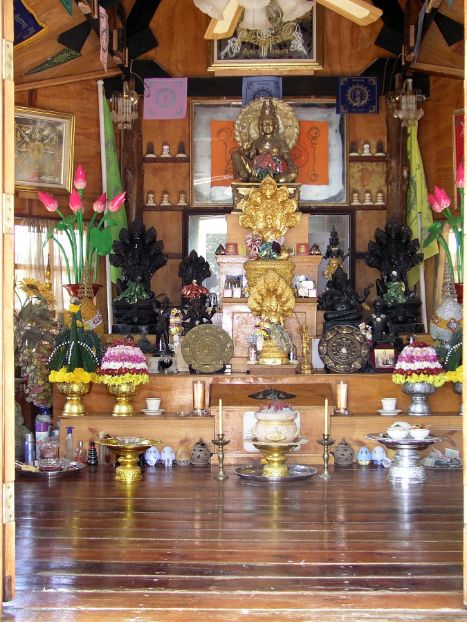 Im Tempel auf Koh Kham