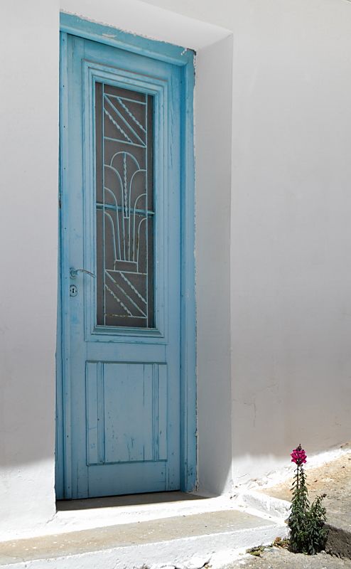 blaue Eingangstür in Aski