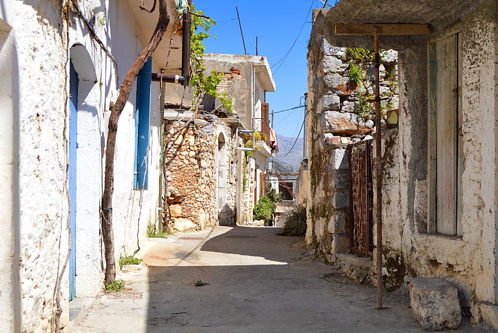 Typische Gasse in Mochos, Kreta