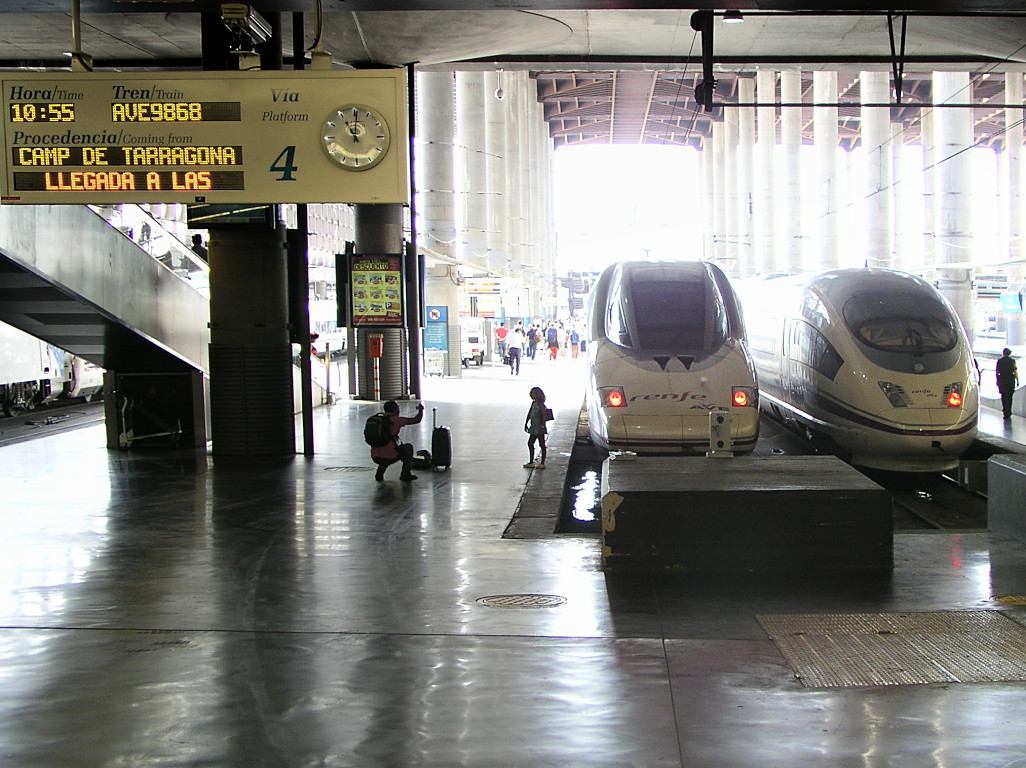 Züge im Bahnhof Atocha