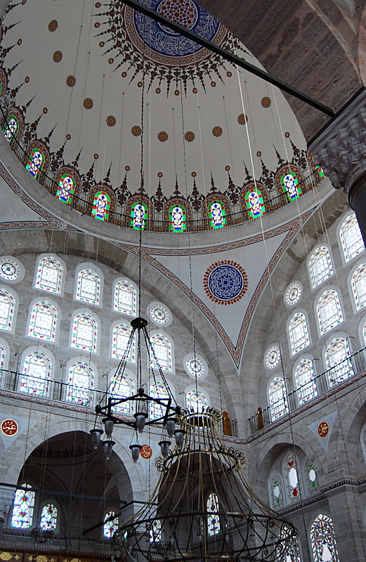 Mihrimah Sultan Moschee ist ein hohes Gebäude