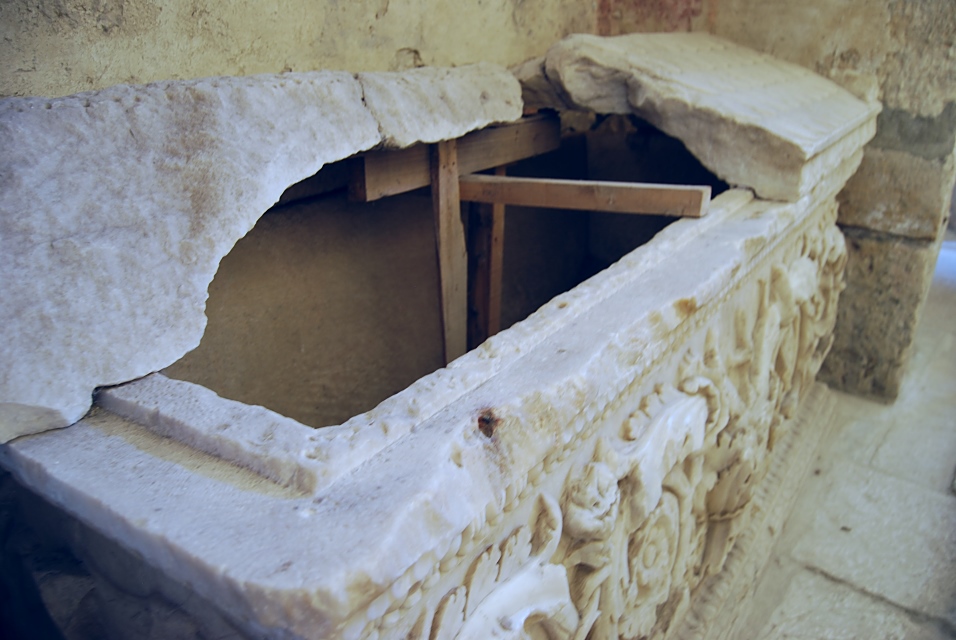 Sarkophag in der Kirche des Heiligen Nikolaus