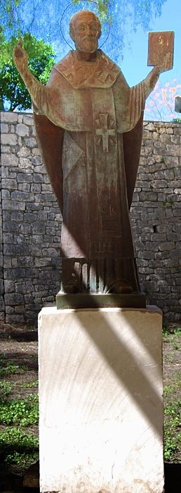 Nikolaus-Statue in neben der Kiche von Myra