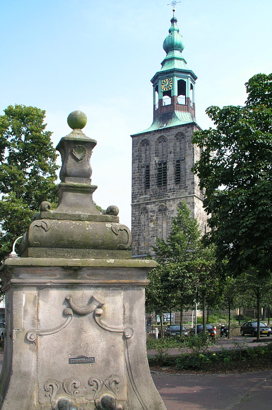 Alte Kirche mit Stadtbrunnen