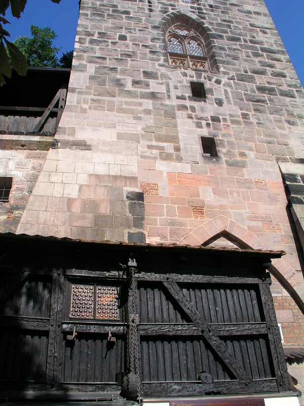 Turm mit altem Holzvorbau