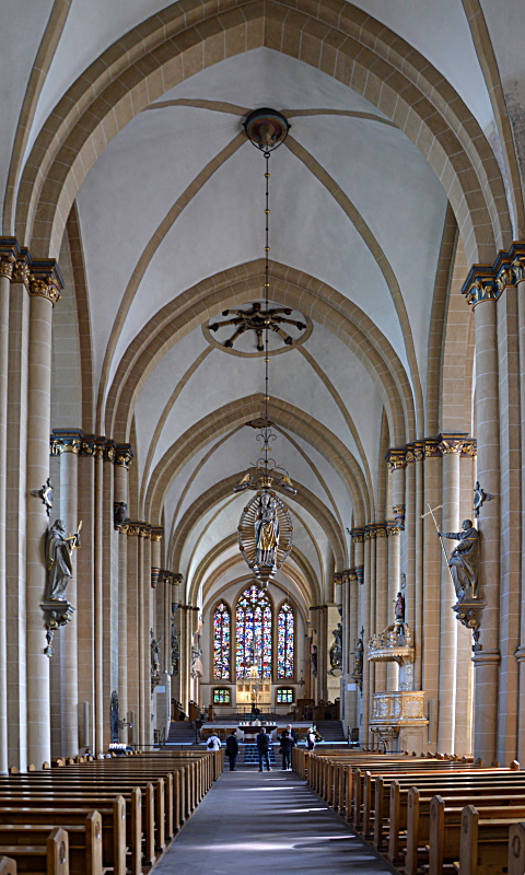 Blick durch das Kirchenschiff des Paderborner Doms