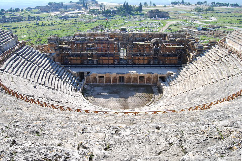 Die Ränge und die Bühne des Theaters von Hierapolis