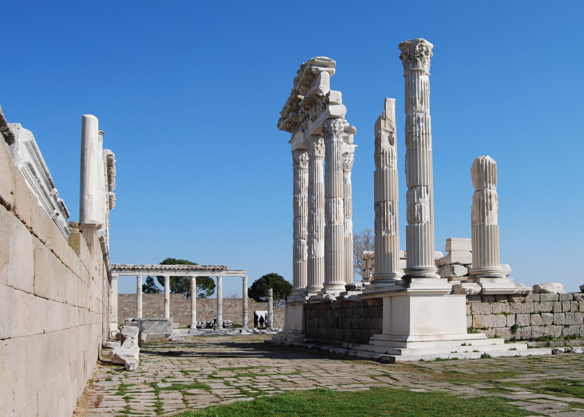 Säulen des Tranjanstempels, Pergamon