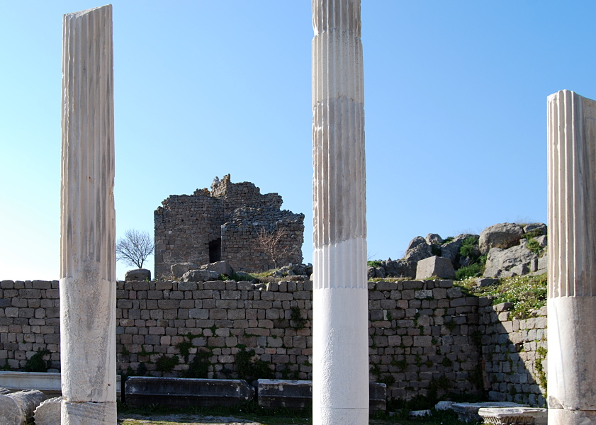 Burgberg von Pergamon, Säulen