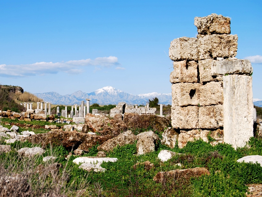 Die Agora von Perge und das nahe Gebirge