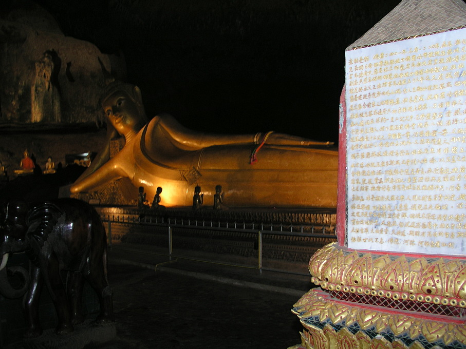 Phang Nga: Höhlenkloster mit liegendem Buddha