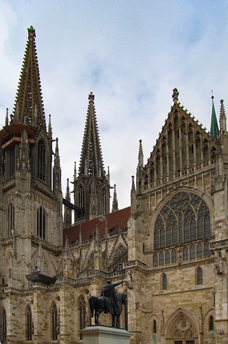 Der Dom zu Regensburg mit Reiterstandbild