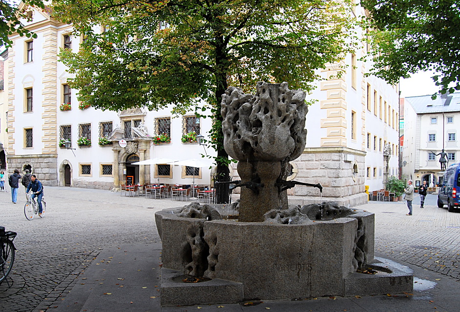 Brunnen auf dem Kohlenplatz in Regensburg