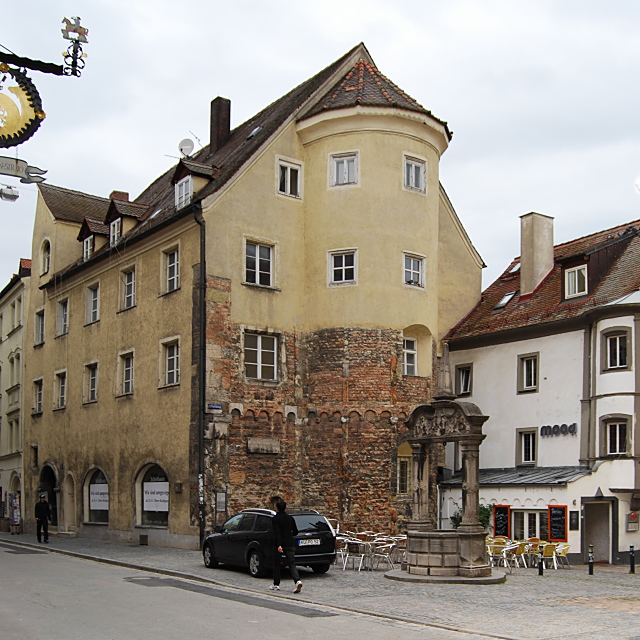 Doppelkapelle und Renaissance-Brunnen in Regensburg