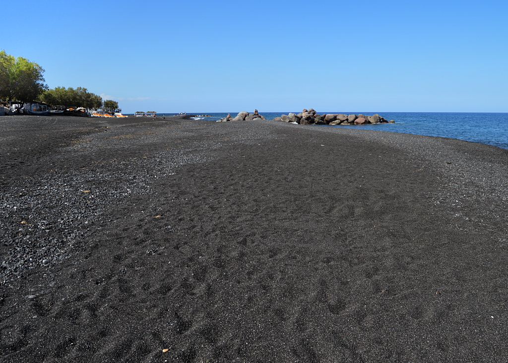 Kamari und sein schwarzer Strand