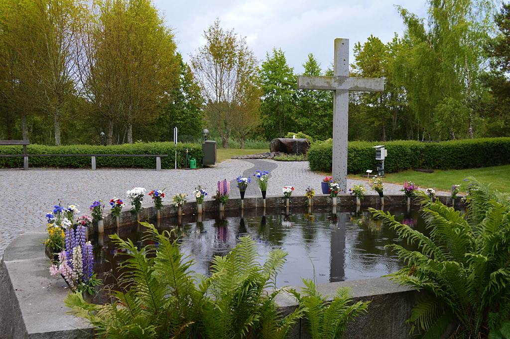 Blumenteich am Friedhof bei Vissefjärda