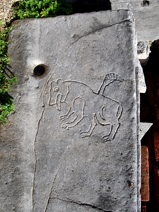 Fabelwesen auf einer Steinplatte in Selcuk