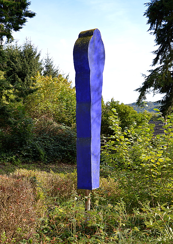Skulpturenpark Kettwig: Stele MenschenZeichen in Gelsenkirchener Blau