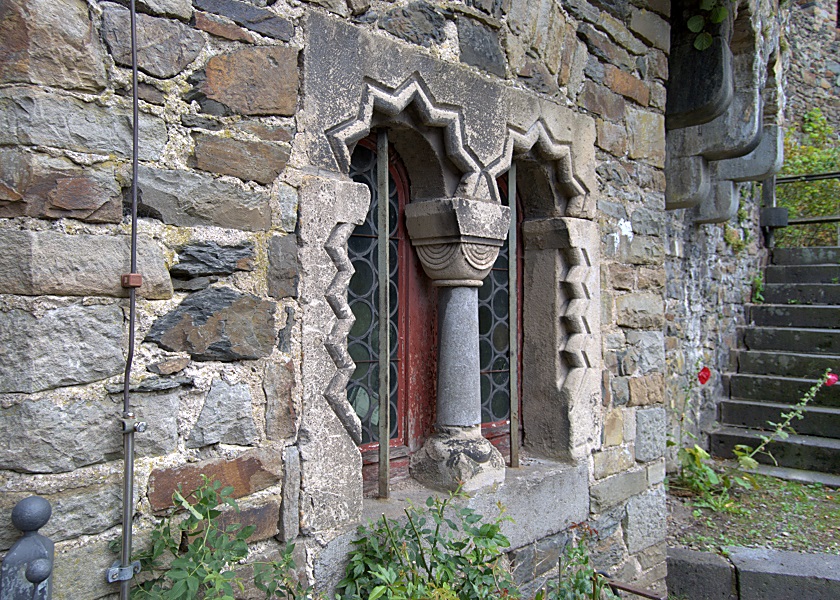 Fenster am Schloss Burg