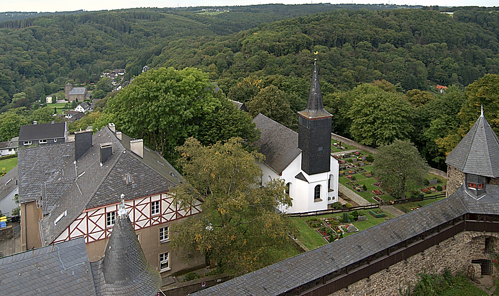 Kirche mit Friedhof bei Schloss Burg