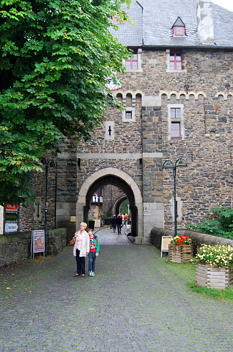 Das Grabentor an Schloss Burg