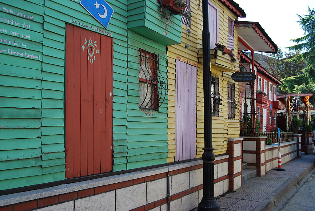 Bunte Holzhäuser in Istanbul