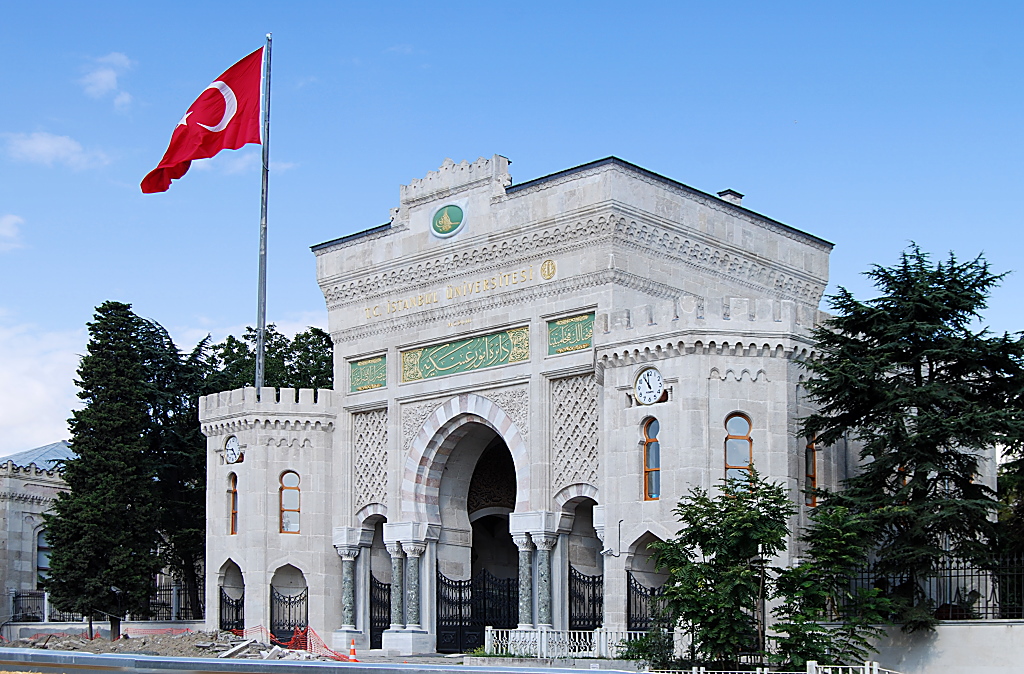 Tor zur Universität am Beyazit-Platz in Istanbul