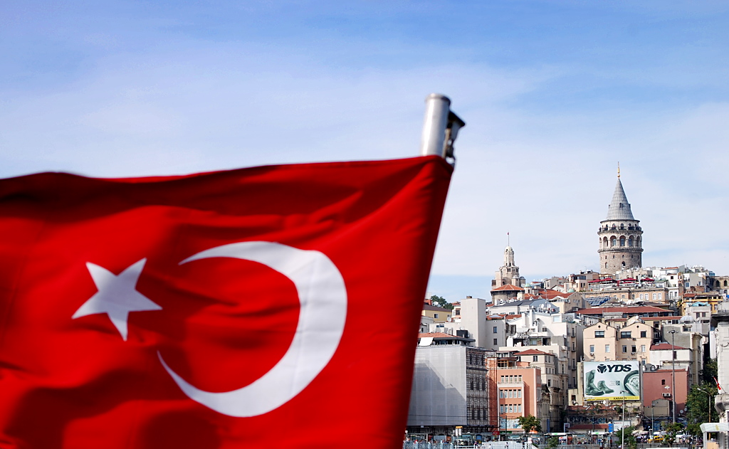 Galataturm und Flagge der Türkei