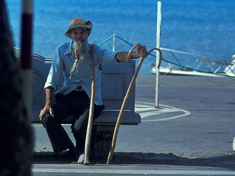 Alter Mann am Hafen von Rosas