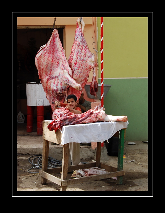 Das Fleischerhandwerk am Straßenrand in Aegypten