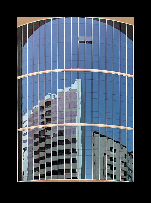 Reflexion einer Glasfassade in Dubai