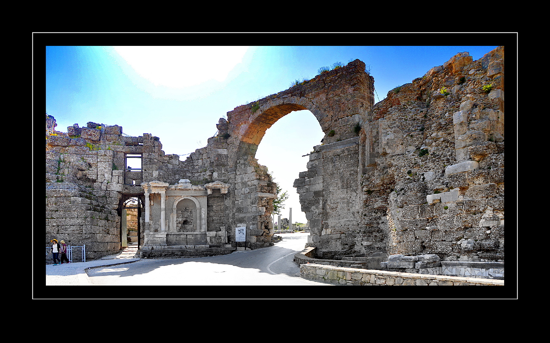Türkei: Vespasian-Tor in Side