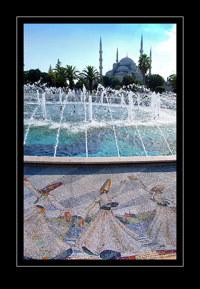 Hagia Sophia,
Park mit den Wasserspielen, der zur Sultan-Ahmed-Moschee gehört,
Mosaik mit tanzenden Derwischen