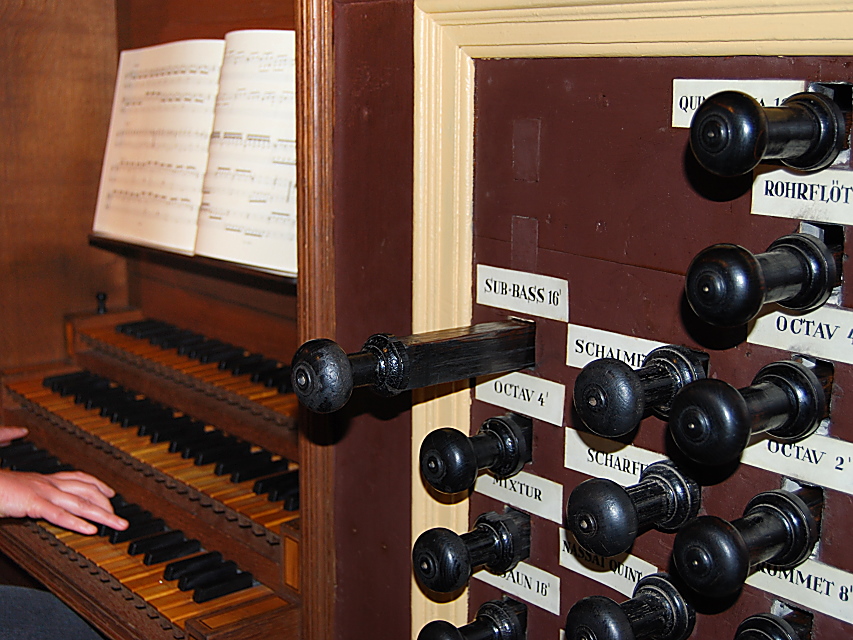 Manuale und Register der Orgel