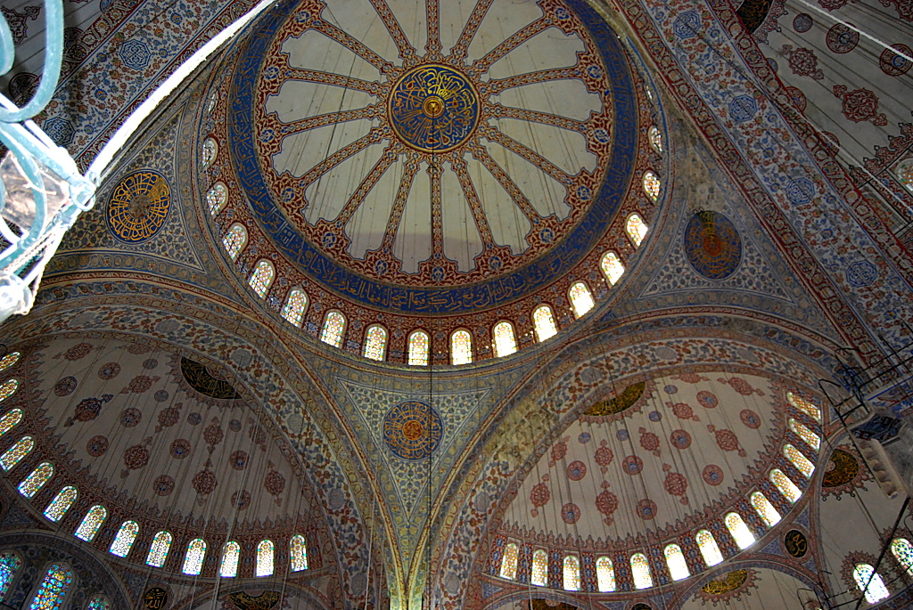 Drei Kuppeln in der Moschee