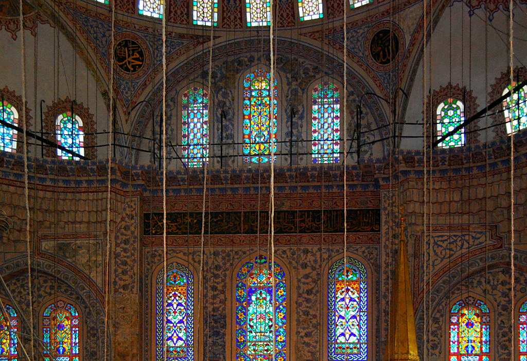 Bunte Fenster in der Moschee