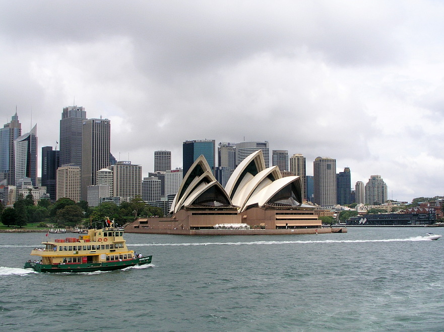 Opera House und Fähre in Sydney