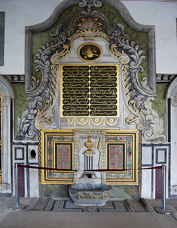 Wandbrunnen im Säulengang des Iftarye