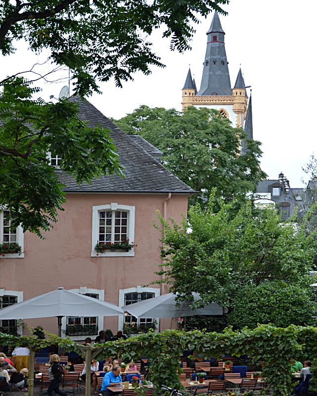 Trier: Biergarten und St. Gangolf