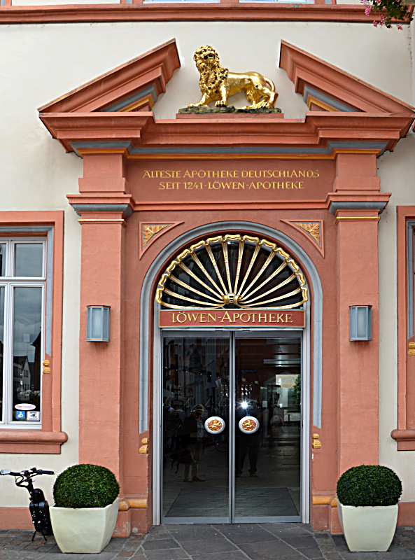 Eingang zur Löwen-Apotheke Trier