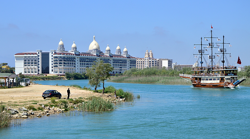 Neues Hotel am Manavgat Fluss