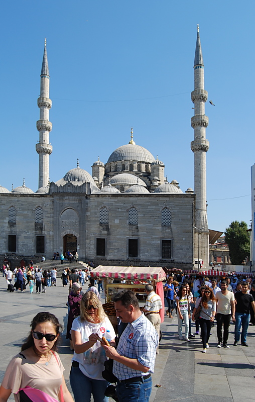 Vor der Yeni-Moschee