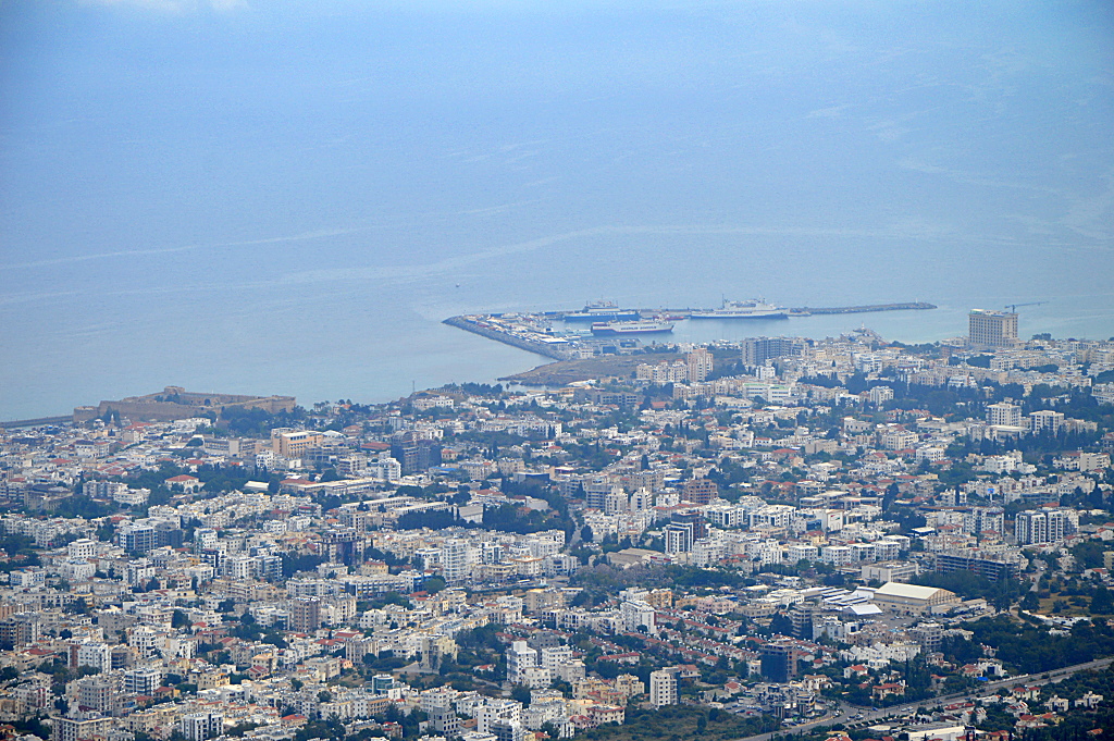 Hafen von Girne und Teil der Stadt
