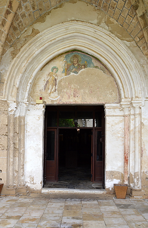 Eingang zur Abteikirche von Bellapais