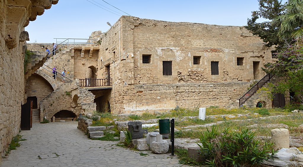 Im Innenhof der Festung von Girne