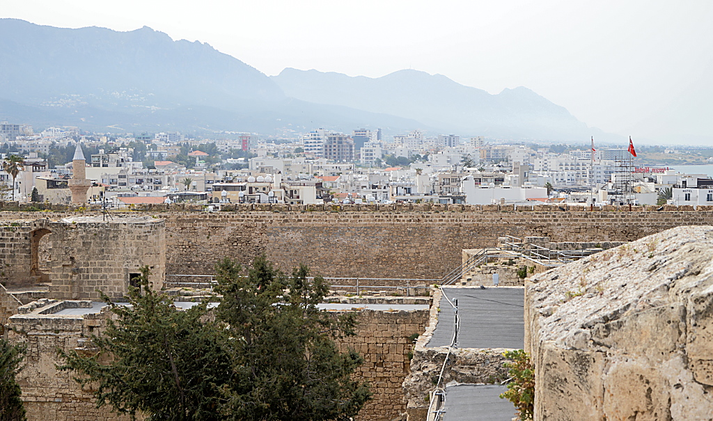 Festung von Girne und das Kyrenia-Gebirge