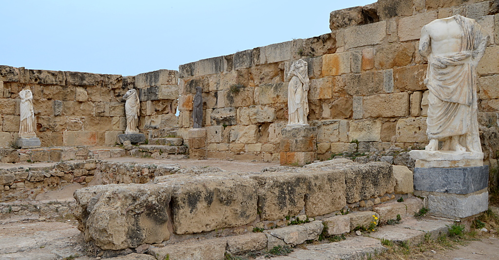 Kopflose Statuen in Salamis