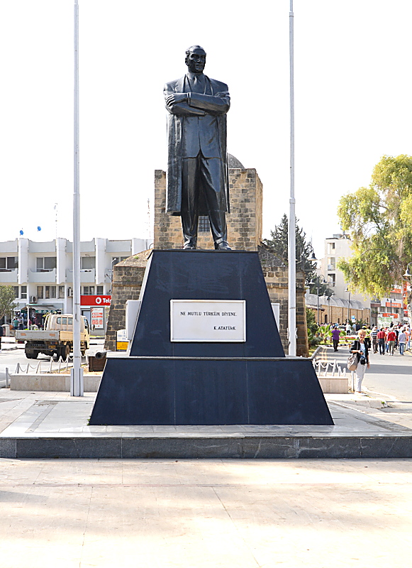 Atatürk-Denkmal vor dem Girne-Tor