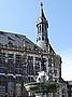 Vor dem Aachener Rathaus befindet sich der Karlsbrunnen.